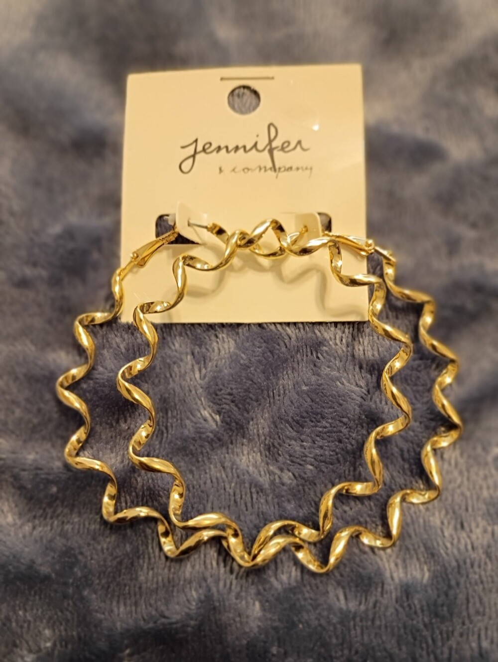 Jennifer & Company Gold-tone Wavy Lightweight Hoop Earrings - Picture 1 of 2